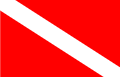 Bandera roja con la diagonal blanca: Señala la presencia de buzos, apneístas, o de pescasubs.